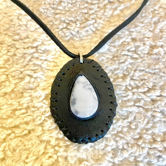 Custom made genuine leather and white Agate set - Picture 5 of 6